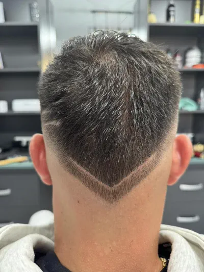 Ceafă cu contur în formă de V și fade, cu o linie de design pe lateral