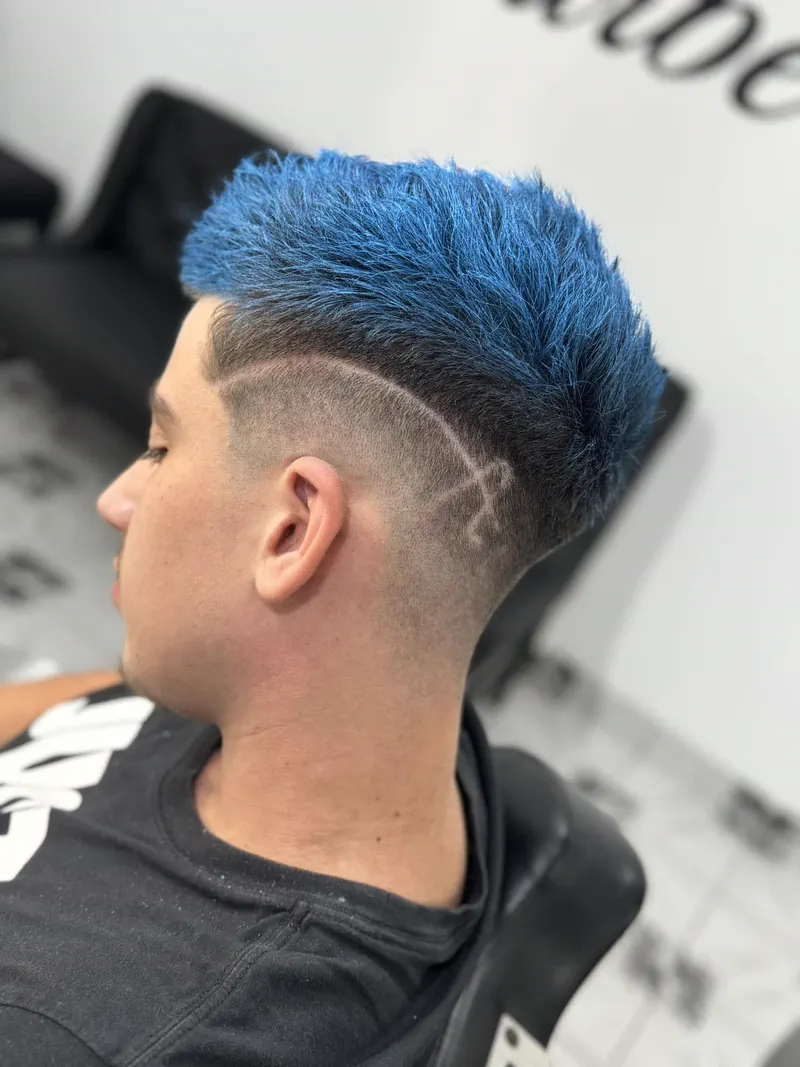 Tunsoare fade cu linie de design pe lateral și păr vopsit în albastru